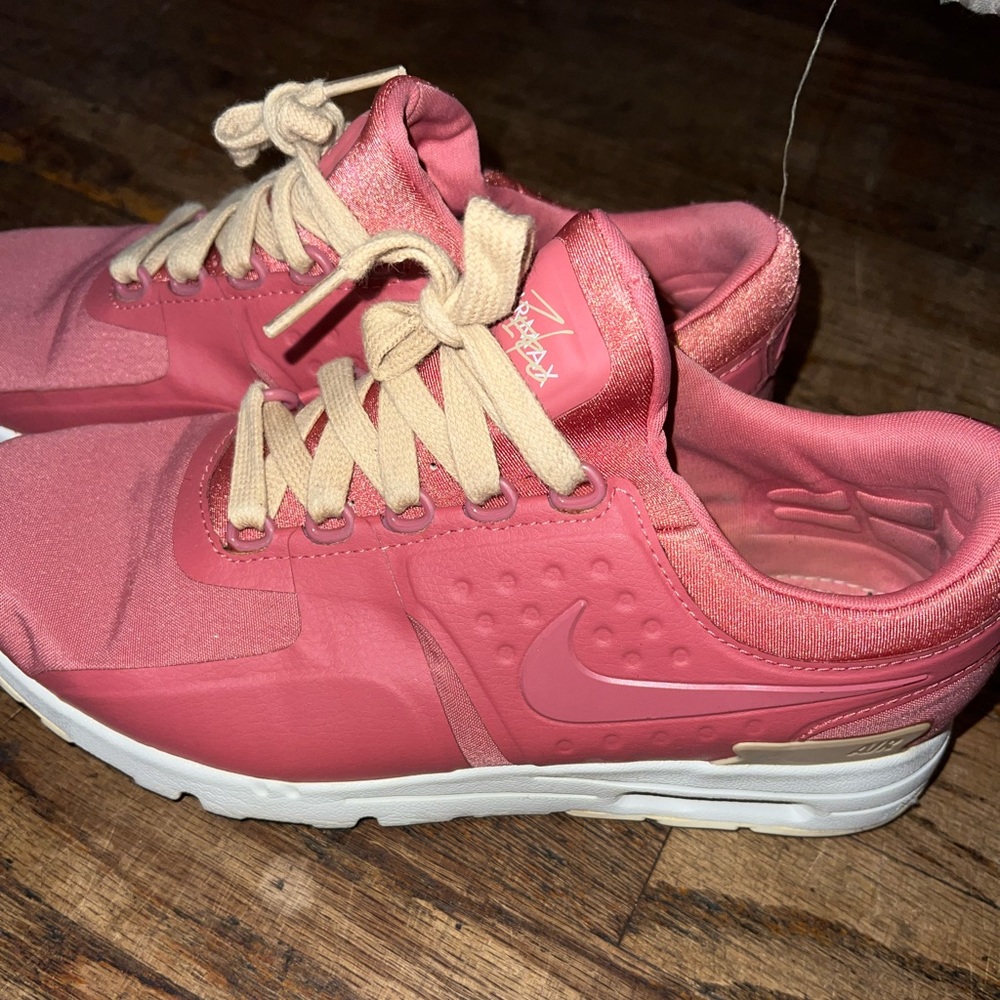 Women gym sneakers… ***there are no SOLES in the sneaker****